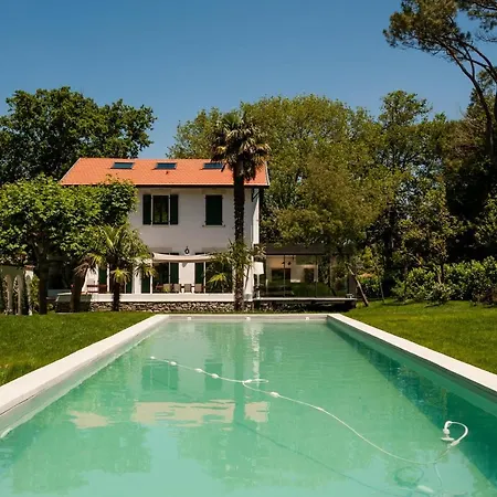 Joy Architect's With Heated Swimming Pool And Garden In 4*